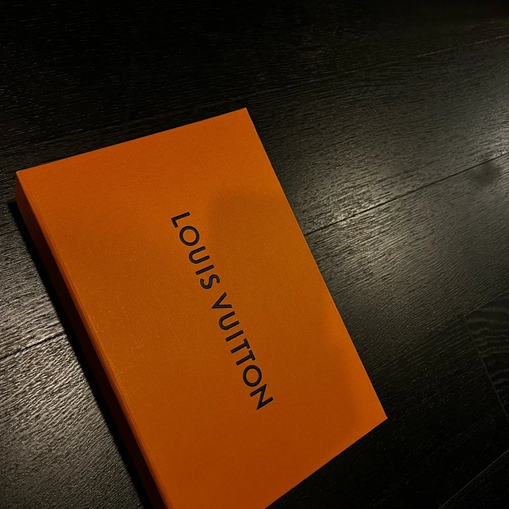 Louis Vuitton - Picture 4 of 7